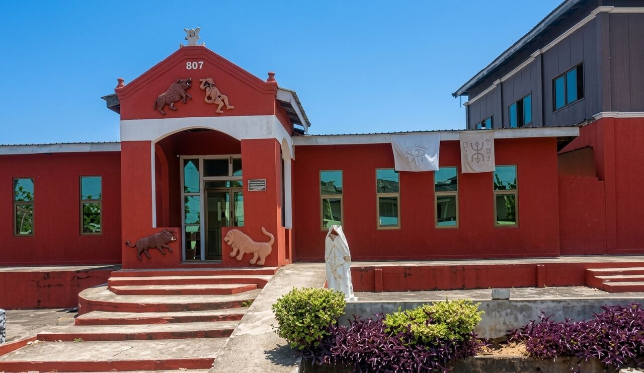 Palace & Ocean Guesthouse — courtyard, Esiama
